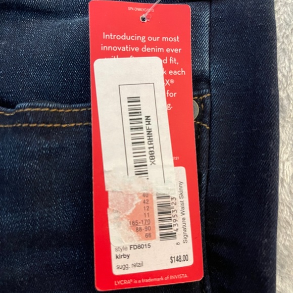 NWT SPANX Signature Waist Skinny Jeans. Size 28. - Picture 9 of 9
